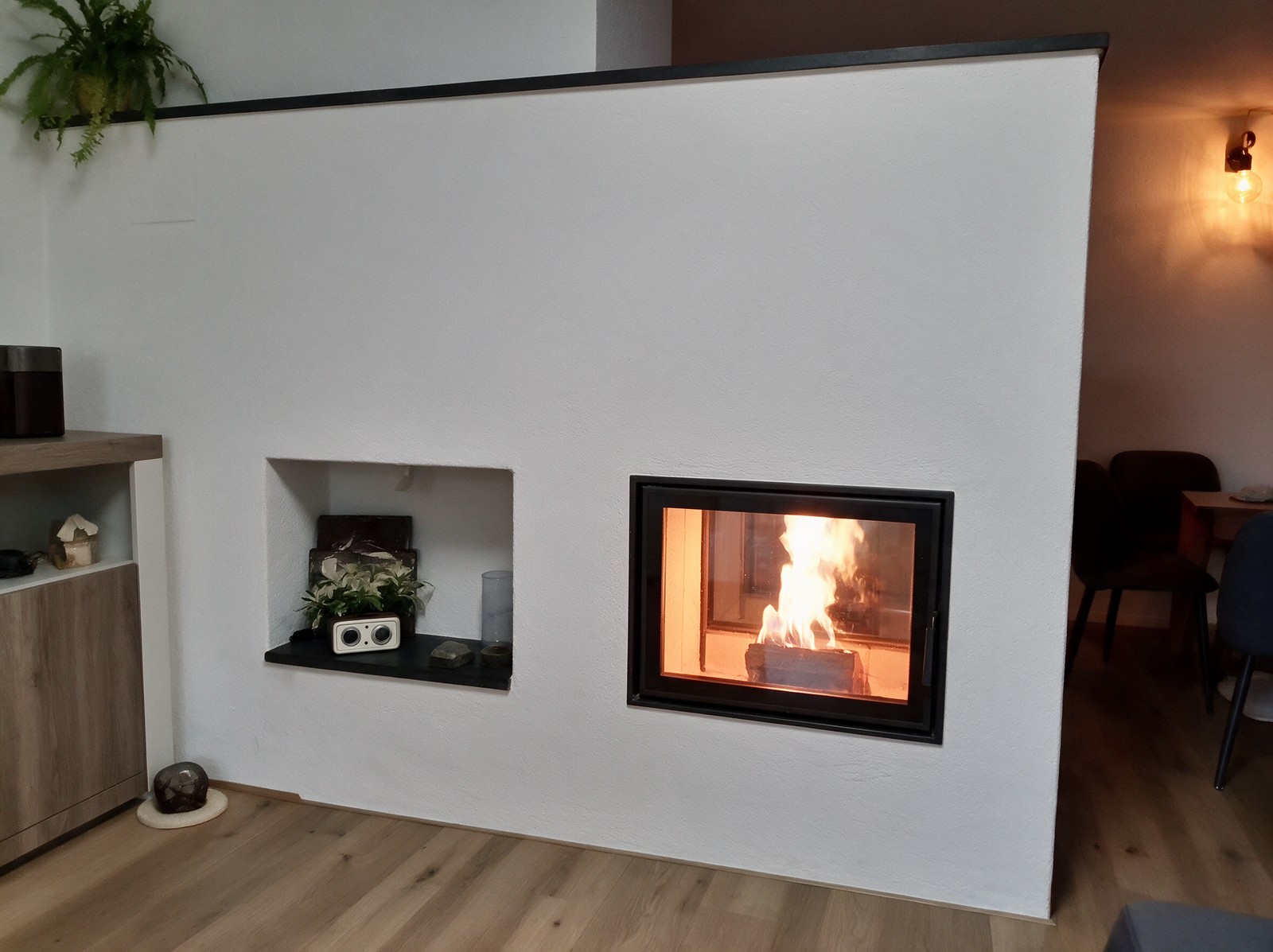 Echtes Kundenprojekt: weißer Heizkamin als Raumteiler mit Durchsicht-Feuerraum